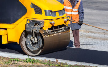 equipamento de compactação de solo em operação em obra de pavimentação