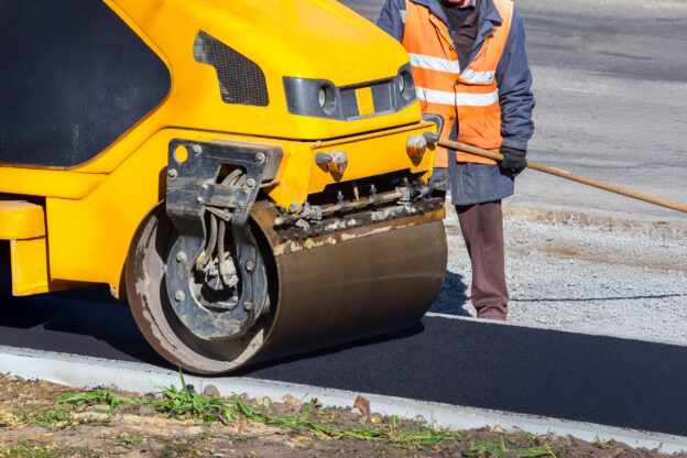 equipamento de compactação de solo em operação em obra de pavimentação
