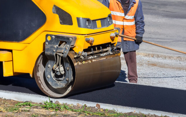 equipamento de compactação de solo em operação em obra de pavimentação