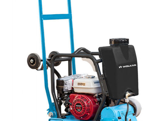 Compactador de solo placa vibratória Wolkan usado em obras para nivelar e adensar o terreno.