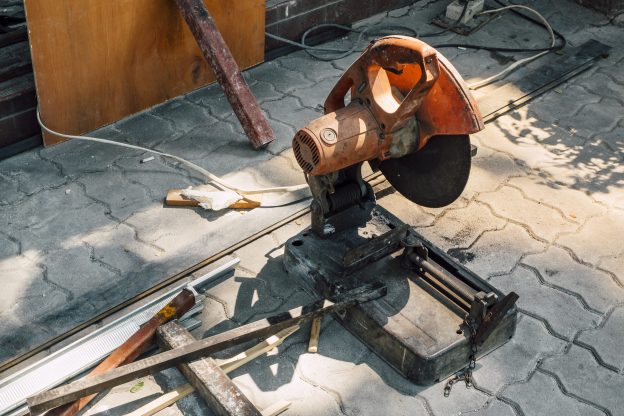 Cortadora de piso utilizada para corte preciso em concreto e pavimentação durante obra de construção civil