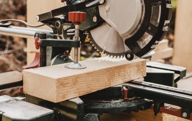 Serra Clipper realizando corte preciso e seguro em material, com disco ajustado e peça bem fixada