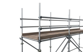 Estrutura de andaime metálico com plataforma de madeira utilizada na locação de andaimes metálicos para obras na construção civil.