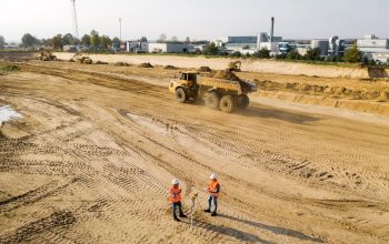 Compactação de solo em obra com uso de equipamentos pesados garantindo base firme para construção