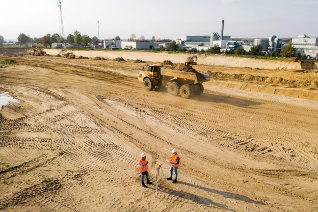 Compactação de solo em obra com uso de equipamentos pesados garantindo base firme para construção