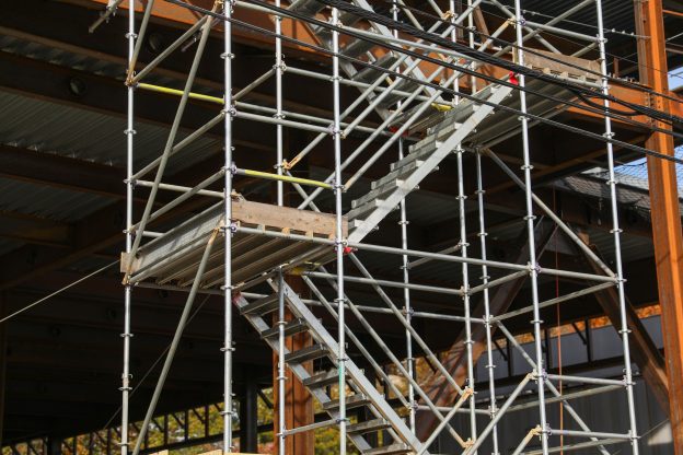 Andaimes metálicos montados em obra para trabalho em altura com segurança e estrutura adequada