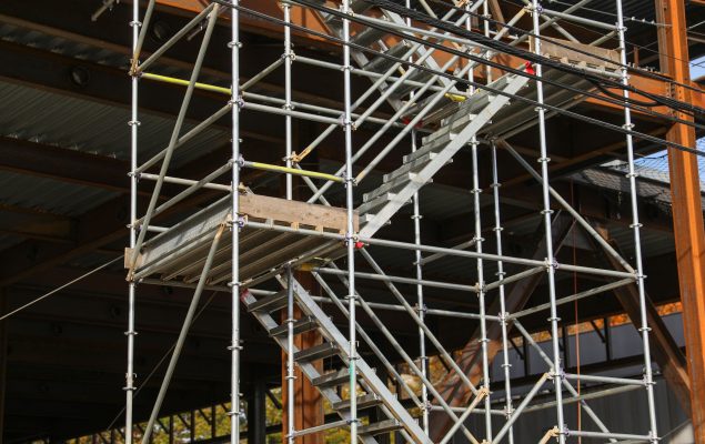 Andaimes metálicos montados em obra para trabalho em altura com segurança e estrutura adequada